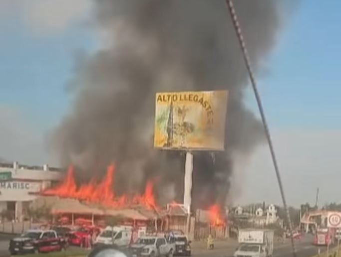 ÚLTIMA HORA. Infierno en la carretera; mueren dos personas calcinadas en una pipa de gas