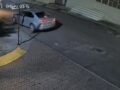 VIDEO. Criminales con herramienta forzan puertas para robar vehículos en Edomex