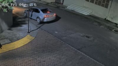 VIDEO. Criminales con herramienta forzan puertas para robar vehículos en Edomex