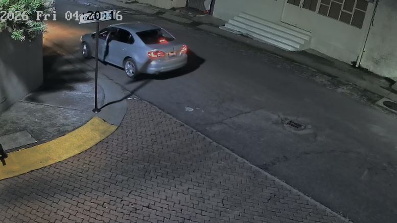 VIDEO. Criminales con herramienta forzan puertas para robar vehículos en Edomex
