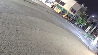 VIDEO: Mujer en moto ‘le metió’ pata, salió disparada y azotó de manera terrible