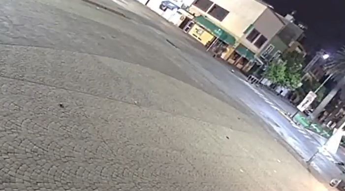 VIDEO: Mujer en moto ‘le metió’ pata, salió disparada y azotó de manera terrible