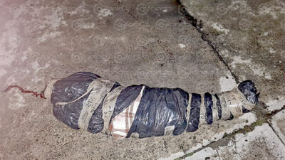 MACABRO. Encuentran cuerpo envuelto con cobija, bolsas de plástico y cinta canela en Edomex