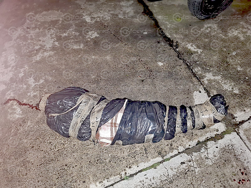 MACABRO. Encuentran cuerpo envuelto con cobija, bolsas de plástico y cinta canela en Edomex