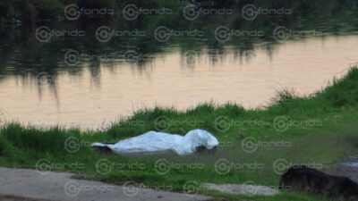 TRAGEDIA: ‘Solo se asomaba el casco’; encuentran a motociclista muerto en un río