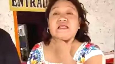 VIDEO: ‘¡Son el Diablo!’; señora ataca con un crucifijo a pareja por tener tatuajes