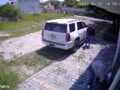 VIDEO: ‘Bueno, bueno’; vecino ahuyenta a ladrones antes de que abrieran una casa