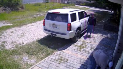 VIDEO: ‘Bueno, bueno’; vecino ahuyenta a ladrones antes de que abrieran una casa