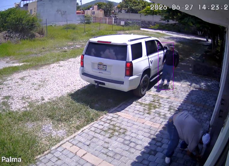 VIDEO: ‘Bueno, bueno’; vecino ahuyenta a ladrones antes de que abrieran una casa