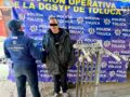 VIDEO: Policías de Toluca sorprenden a ladrón que se llevaba una banca de metal