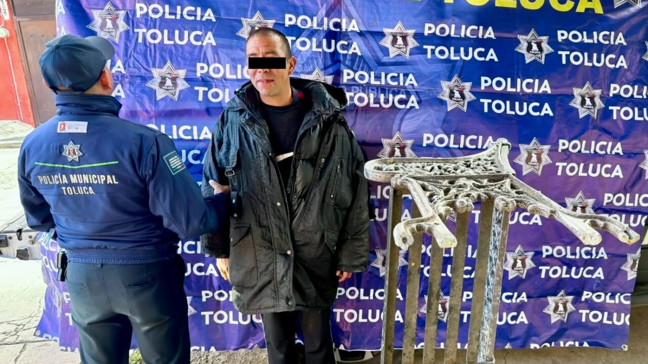 VIDEO: Policías de Toluca sorprenden a ladrón que se llevaba una banca de metal