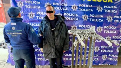 VIDEO: Policías de Toluca sorprenden a ladrón que se llevaba una banca de metal