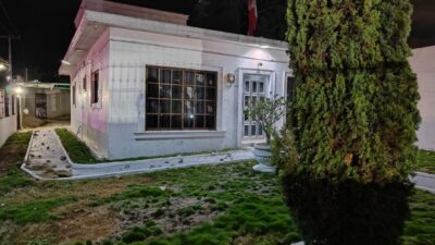 VIDEO: Vecinos destrozan casa de un sujeto que ofendió a una mujer que vendía ‘chácharas’