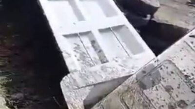 VIDEO: Enorme camión de volteo es ‘tragado’ por la tierra en un enorme socavón