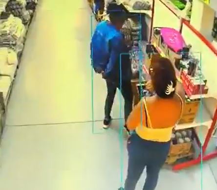 VIDEO: Farderas se llenan las ropas con mercancía en una tienda 3B