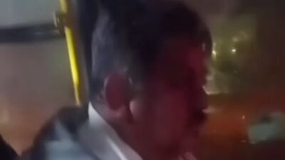 VIDEO: Pasajeros asaltados reclaman a chofer de camión por ‘cómplice’