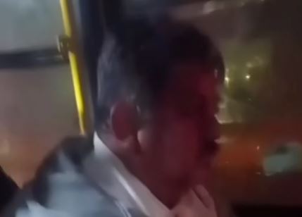 VIDEO: Pasajeros asaltados reclaman a chofer de camión por ‘cómplice’