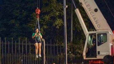 INCREÍBLE: Joven se aferra a entrar al ‘Fan Fest’ y la tienen que rescatar con grúa