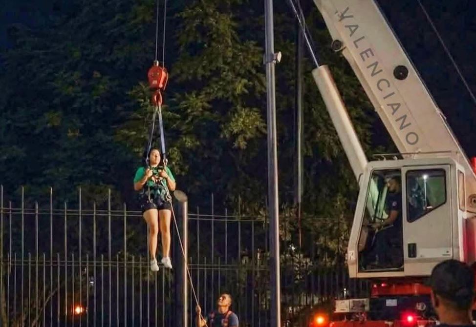 INCREÍBLE: Joven se aferra a entrar al ‘Fan Fest’ y la tienen que rescatar con grúa