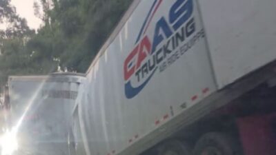 VIDEO: ‘¡Se quebró!’; caja de tráiler se parte en dos y causa fila de 6 kilómetros en Edomex