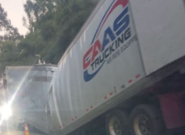 VIDEO: ‘¡Se quebró!’; caja de tráiler se parte en dos y causa fila de 6 kilómetros en Edomex