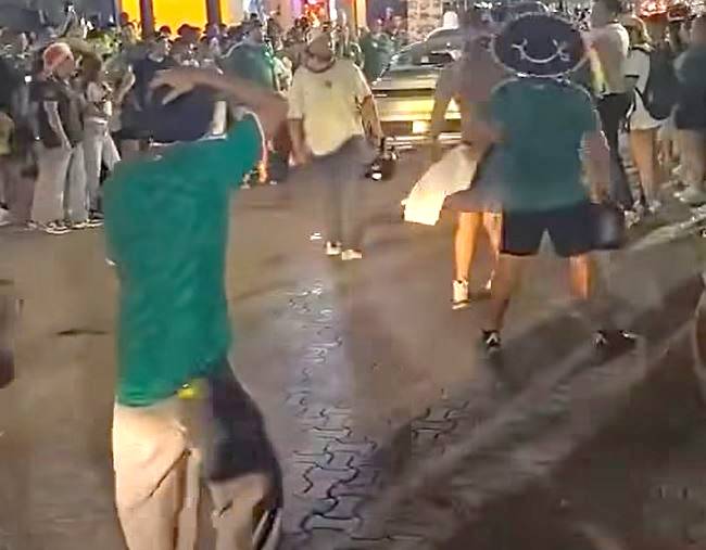 VIDEO: ‘Motosimio’ le revienta el medallón a un conductor por no detenerse a festejar