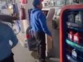 VIDEO: Empleados de gasolinera golpean a un fotógrafo que reclamaba su cambio