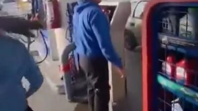 VIDEO: Empleados de gasolinera golpean a un fotógrafo que reclamaba su cambio
