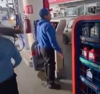 VIDEO: Empleados de gasolinera golpean a un fotógrafo que reclamaba su cambio