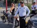 VIDEO: Finísima persona; policía encara y amenaza ‘como en el barrio’ a un motociclista