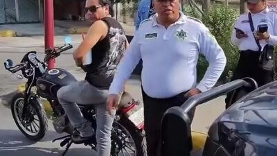 VIDEO: Finísima persona; policía encara y amenaza ‘como en el barrio’ a un motociclista