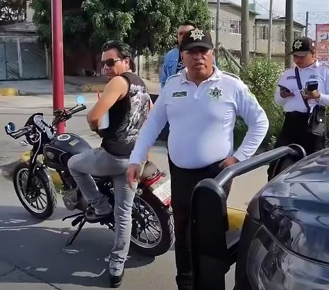 VIDEO: Finísima persona; policía encara y amenaza ‘como en el barrio’ a un motociclista