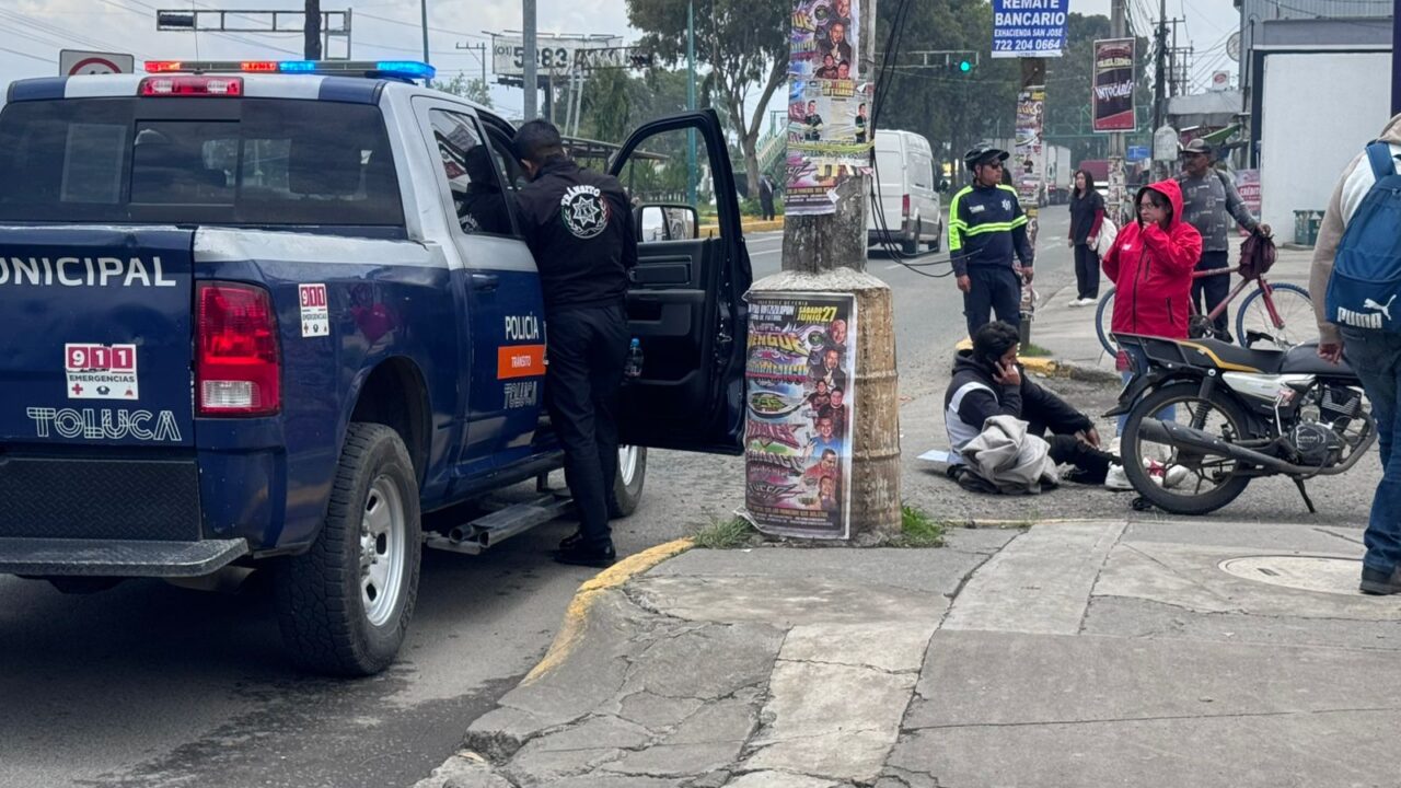 VIDEO: Policías de Toluca ayudan a joven motociclista arrollado por una camioneta