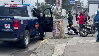 VIDEO: Policías de Toluca ayudan a joven motociclista arrollado por una camioneta