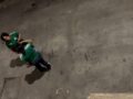 VIDEO: ‘¡Arrodíllate!’; mujer ebria golpea y amenaza a su novia en la calle