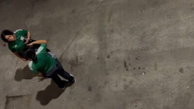 VIDEO: ‘¡Arrodíllate!’; mujer ebria golpea y amenaza a su novia en la calle