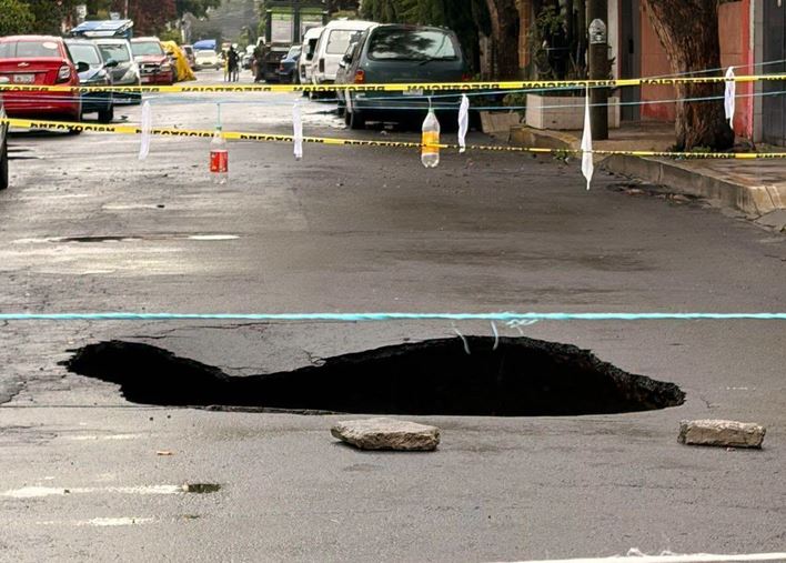 PELIGRO: Vecinos escuchan algo raro y al salir ven un enorme socavón