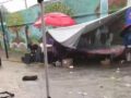 VIDEO: Fuerte lluvia se lleva mercancía y puestos de tianguistas en Edomex