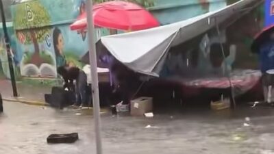 VIDEO: Fuerte lluvia se lleva mercancía y puestos de tianguistas en Edomex