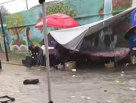 VIDEO: Fuerte lluvia se lleva mercancía y puestos de tianguistas en Edomex