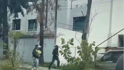 VIDEO: ‘¿Qué hago?’; automovilista graba violento asalto armado contra otro conductor