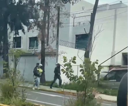 VIDEO: ‘¿Qué hago?’; automovilista graba violento asalto armado contra otro conductor