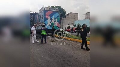 URGENTE:  Locos al volante se estrellan y terminan contra una estación del Metrobús