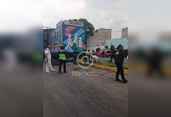 URGENTE:  Locos al volante se estrellan y terminan contra una estación del Metrobús