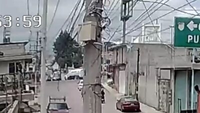 VIDEO: Mujer en moto intenta rebasar y es aplastada por un tráiler