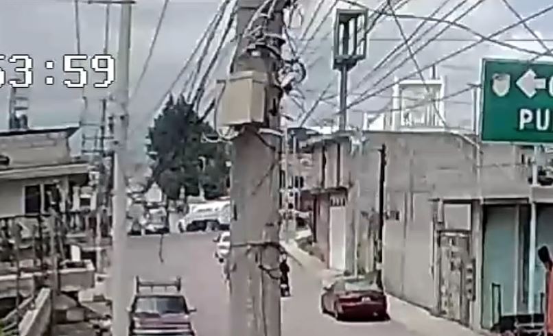 VIDEO: Mujer en moto intenta rebasar y es aplastada por un tráiler
