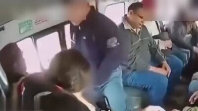 VIDEO: ‘Ya se la saben’; graban violento asalto a bordo de una combi de pasajeros
