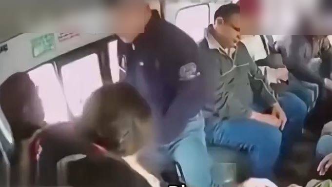 VIDEO: ‘Ya se la saben’; graban violento asalto a bordo de una combi de pasajeros
