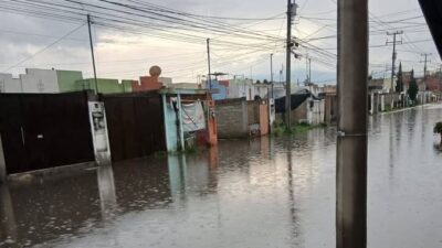 VIDEO: Vecinos de un fraccionamiento viven entre aguas negras y desechos
