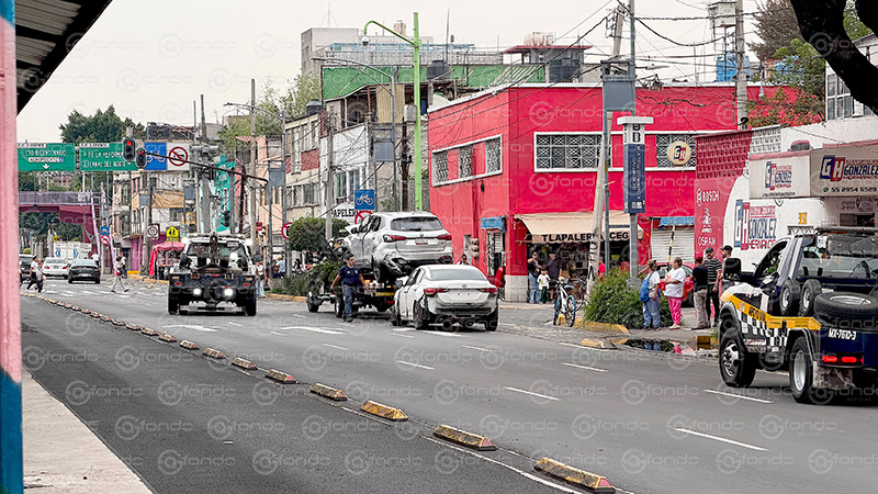 ACCIDENTE. Autos se estrellan contra estación  del Metrobús por no cederse el paso
